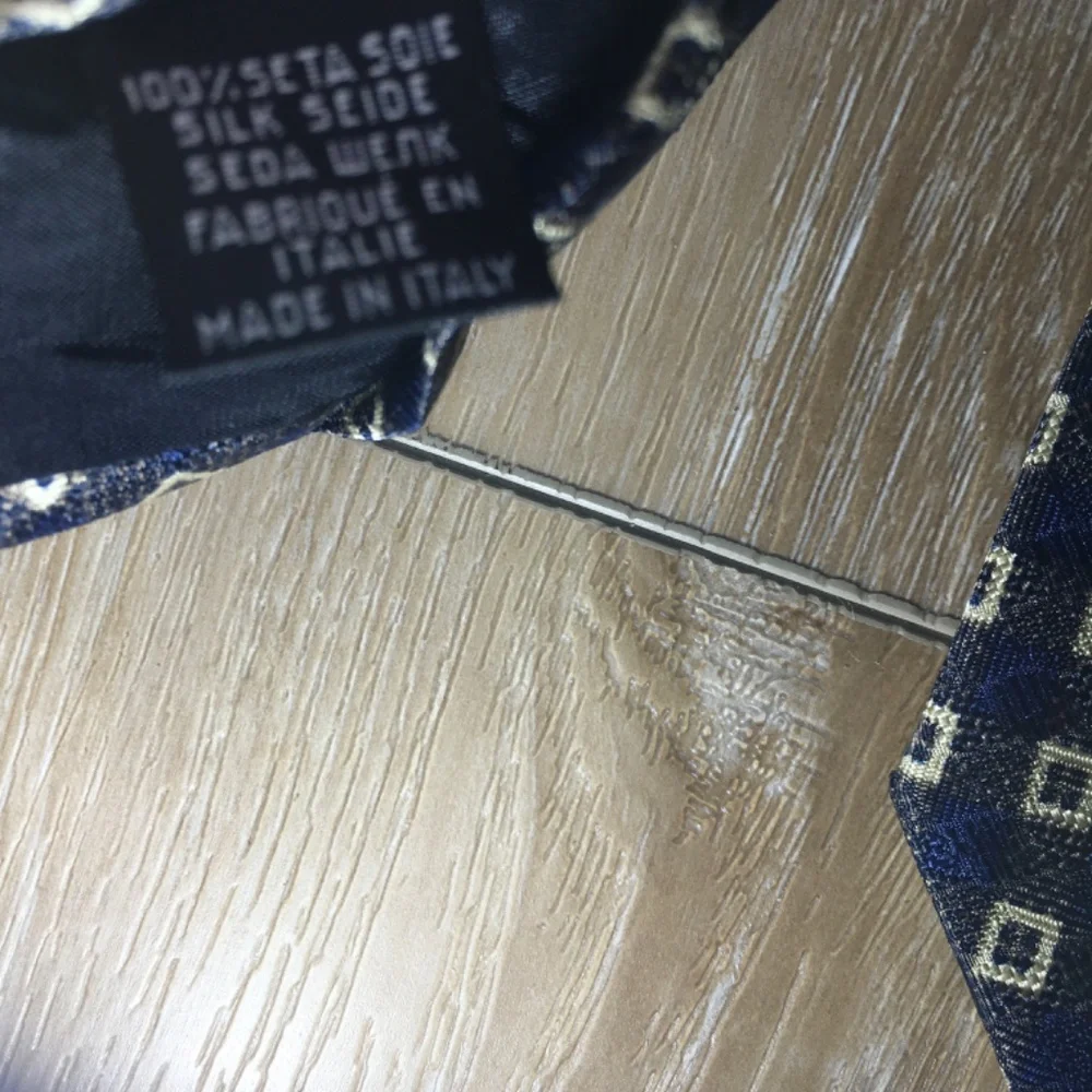 Hugo Boss tie - Picture 3 of 5